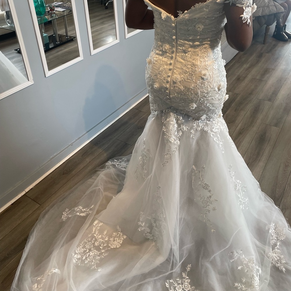 Brand new Wedding Gown! Ivory. Tulle and beaded fabric. Size 4. Lightweight. - Picture 2 of 7